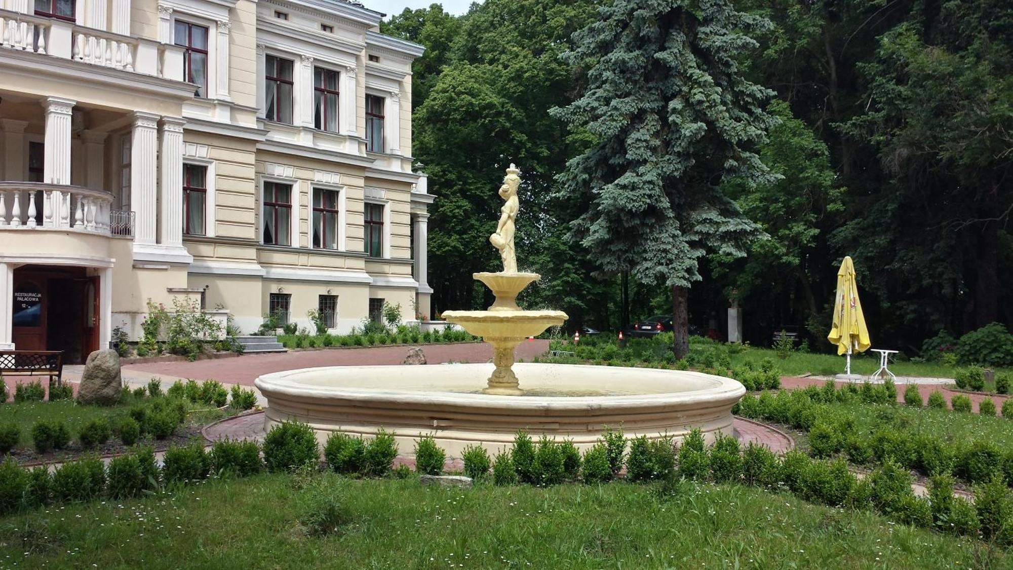 Palac Biedrusko Hotel Poznan Exterior photo